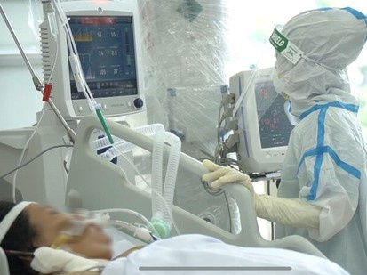 Số ca mắc COVID-19 giảm mạnh, vì sao tử vong vẫn cao?