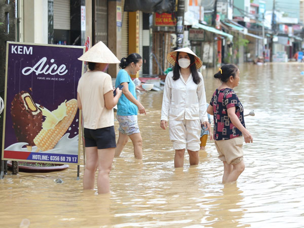 'Rốn lũ' ở Quảng Nam ngập sâu, giao thông tê liệt