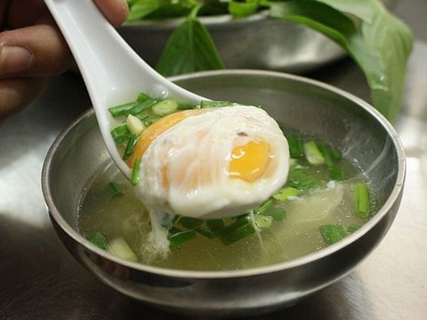Ăn trứng gà trần có tốt không? Ai hay ăn nhất định phải biết để tránh 'rước bệnh vào người'