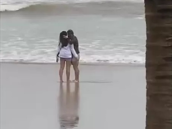 Đà Nẵng: Cặp đôi rủ nhau ra biển làm chuyện tế nhị sau ngập lụt
