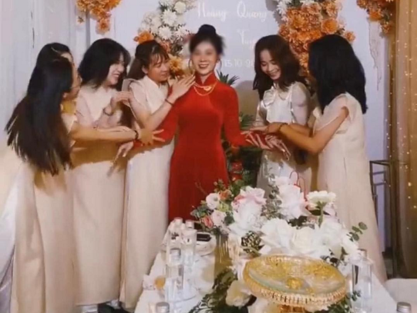 Cư dân mạng xót xa cô dâu gượng cười trong hôn lễ vì bố qua đời 1 ngày trước khi cưới