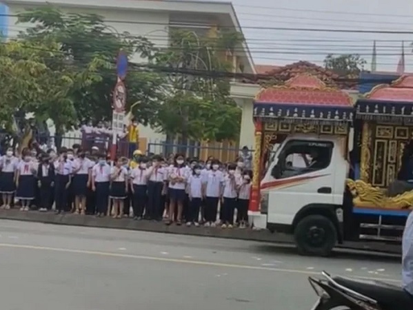 Nghẹn ngào khoảnh khắc hàng trăm em học sinh tay cầm cúc trắng tiễn biệt cô giáo trẻ