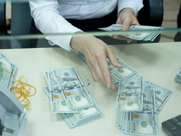 Vì sao giá USD ngân hàng và tự do tiếp tục tăng cao?