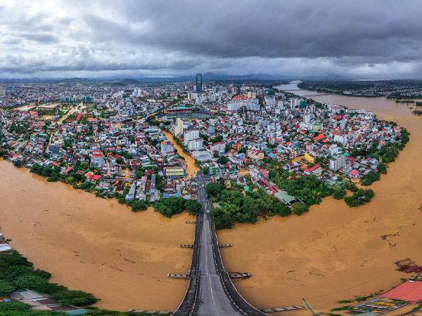 Huế chìm trong biển nước nhìn từ bầu trời