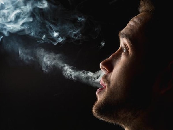Hút thuốc lá làm tổn hại thính lực