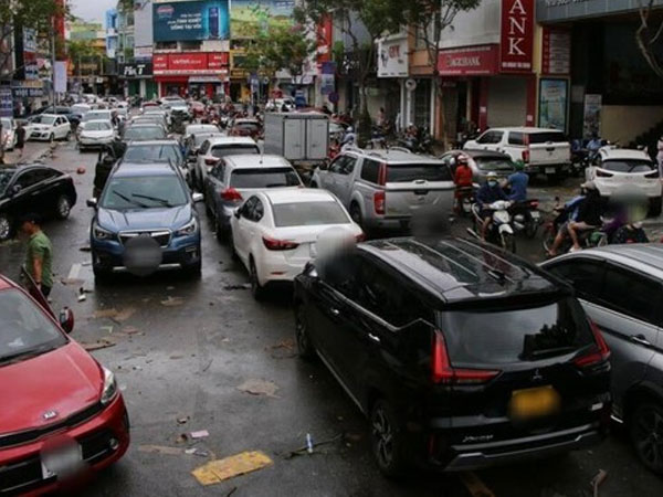 Hàng loạt ô tô chết máy chìm trong nước ở Đà Nẵng có được bồi thường?
