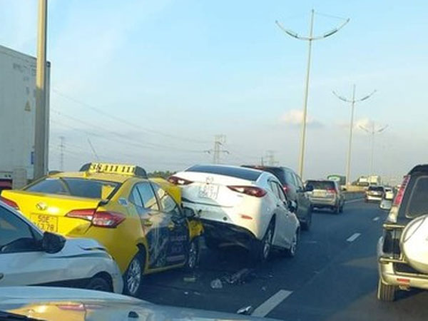 5 ô tô con tông liên hoàn trên cao tốc, kẹt xe trên 2 km