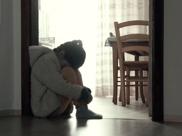 Sốc: Ông bố bán con gái 10 tuổi cho bạn bè để 'mua vui'