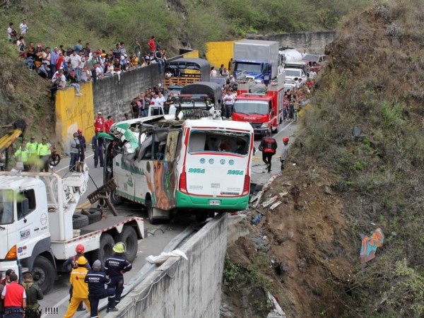Xe buýt bị lật trên cao tốc ở Colombia, 20 người thiệt mạng