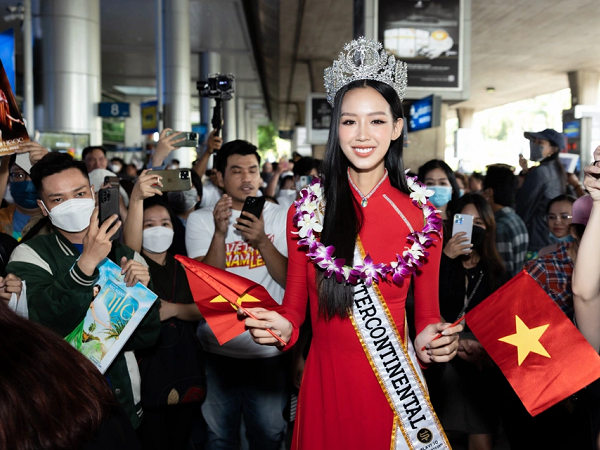 Bảo Ngọc về nước sau đăng quang Miss Intercontinental : Người hâm mộ vây kín tại sân bay