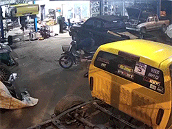 Clip: Cháy tiệm sửa xe và cách dập lửa tai hại của nhân viên khiến nhiều người ngán ngẩm