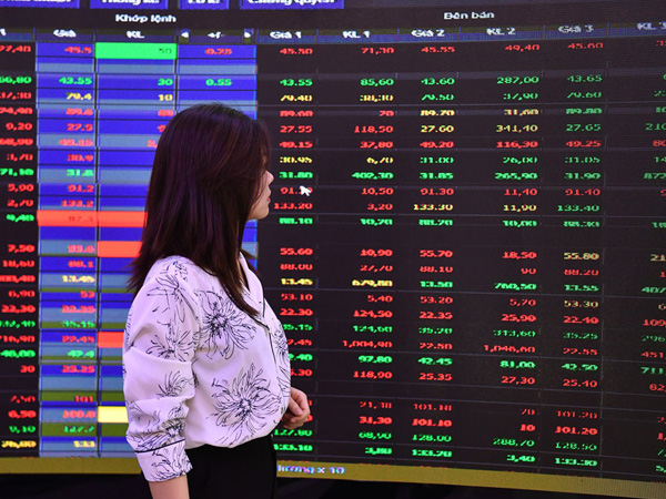 Bộ 3 cổ phiếu của tỷ phú Phạm Nhật Vượng giảm mạnh, VN-Index đứt mạch hồi phục