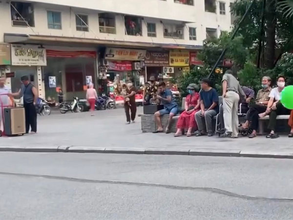Nhắc nhở người cao tuổi ngưng hát karaoke không được, nhóm thanh niên mang loa kéo bật nhạc đám ma 'át chế'