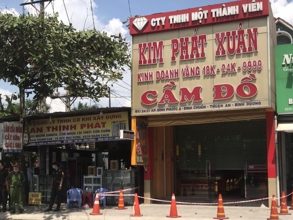 Tên cướp vừa ra khỏi tiệm vàng thì 'chạm mặt' công an đi tuần