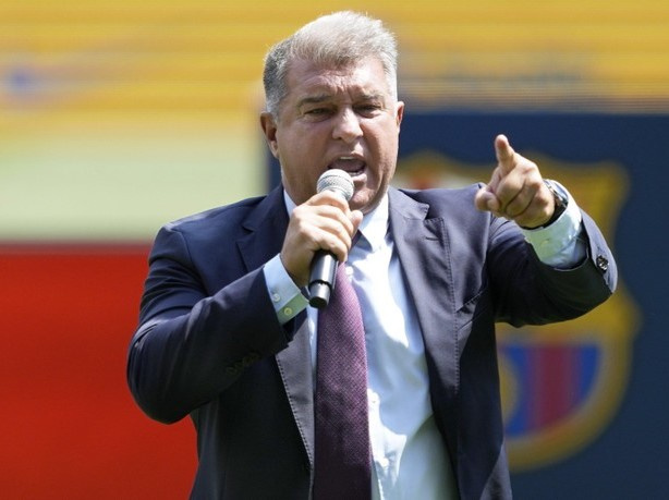 Chủ tịch Barca vào tận phòng thay đồ 'hỏi tội' trọng tài sau trận thua Real