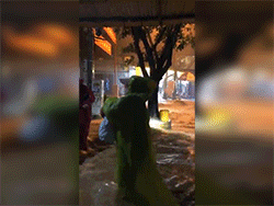 Đà Nẵng 'phồn hoa' chìm trong nước lũ, người dân bỏ cả phương tiện, dắt díu nhau quay về