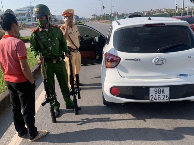 Phát hiện 2 khẩu súng khi kiểm tra lái xe ô tô vi phạm nồng độ cồn