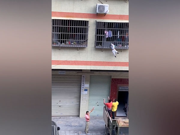 Kinh hoàng bé trai bị treo cổ lủng lẳng trong chuồng cọp được người dân giải cứu