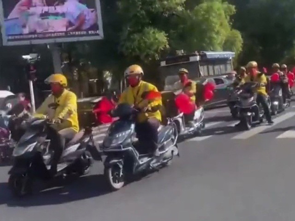Chú rể làm nghề shipper, đám cưới huy động 66 xe giao hàng đi đón dâu khiến mọi người 'lác mắt'