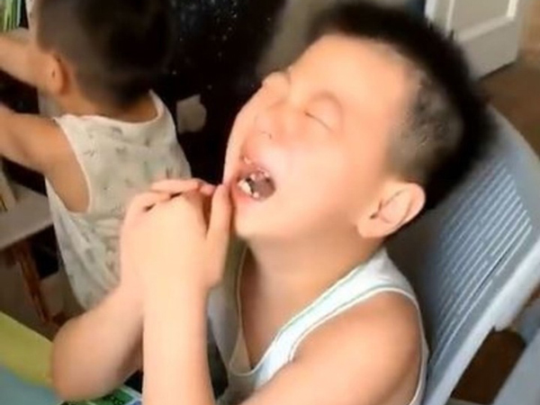Xung phong dạy em trai học bài, chỉ 10 phút sau cậu bé 7 tuổi đã gào khóc nức nở 'xin hàng'