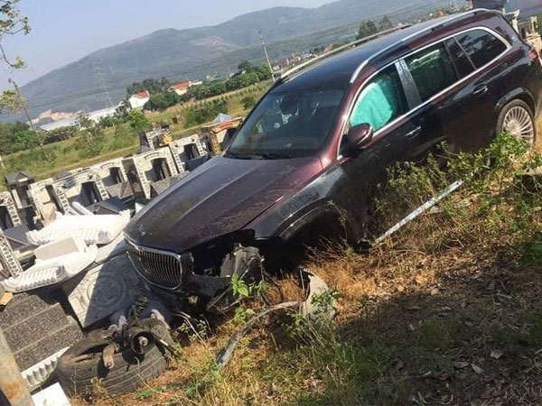 Xe Mercedes hơn chục tỷ húc vào cửa hàng bán lăng mộ