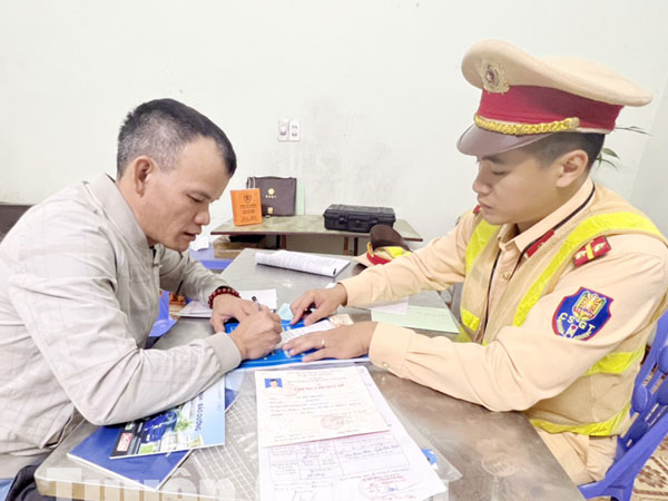 Thông tin bất ngờ vụ tài xế xe tải đánh võng, liên tục tạt đầu và không chịu nhường đường cho xe cứu thương