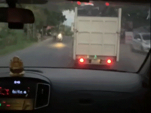 Bất chấp xe cứu thương chở bệnh nhân nguy kịch hú còi liên tục, nháy đèn xin vượt nhưng tài xế xe ô tô tải vẫn không chịu nhường đường