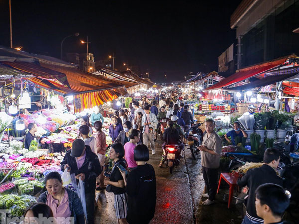 Chợ hoa đêm lớn nhất Hà Nội đông nghẹt khách trước dịp 20/10