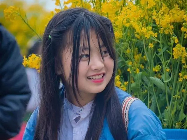 Lộ nguồn thu nhập khủng giúp bé gái bán hoa dạo Hà Giang đổi đời