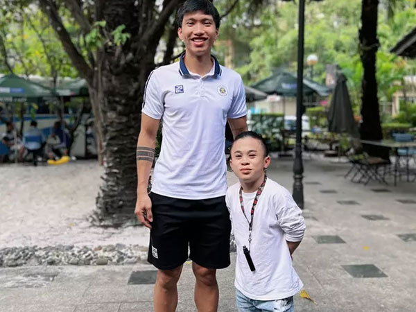 Đoàn Văn Hậu chụp ảnh bên chàng lùn cao 1m26 gây sốt