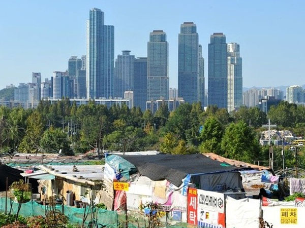 Khung cảnh tồi tàn ở khu ổ chuột ngay cạnh khu nhà giàu Seoul