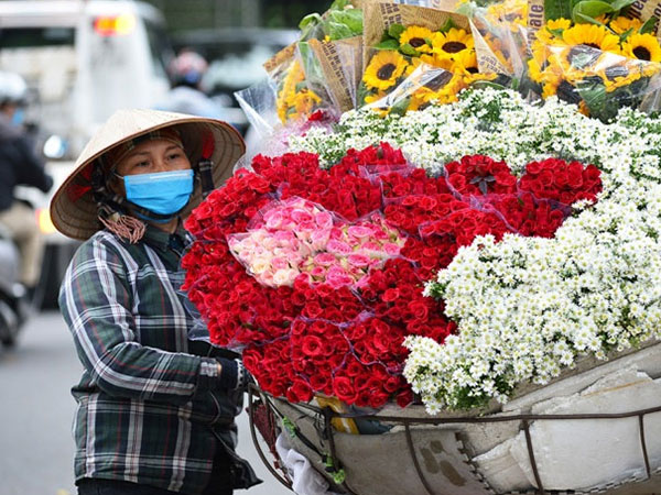 Hoa tươi 20/10: Shop tăng giá gấp đôi vẫn đắt hàng, gánh hoa rong thu cả chục triệu đồng mỗi ngày