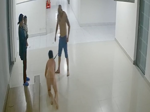 Bắt kẻ bạo hành, lột hết quần áo của con trai, bắt sủa rồi dắt như dắt chó