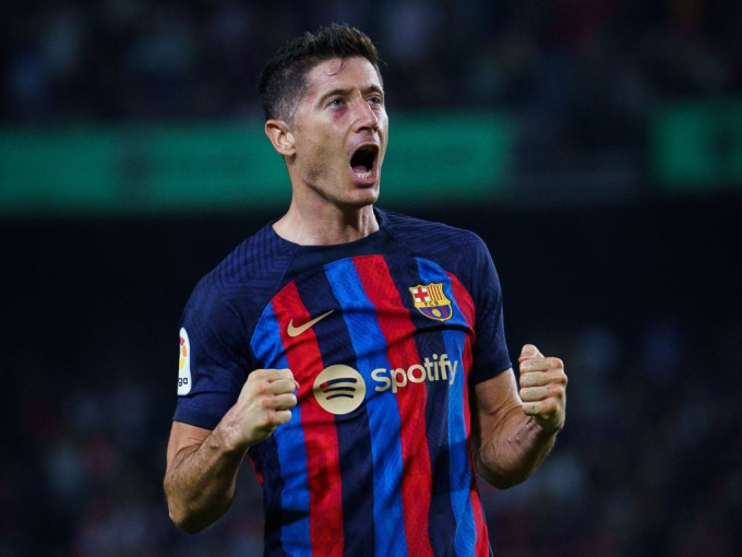 Lewandowski lập cú đúp, Barca bắn hạ 'Tàu ngầm vàng'