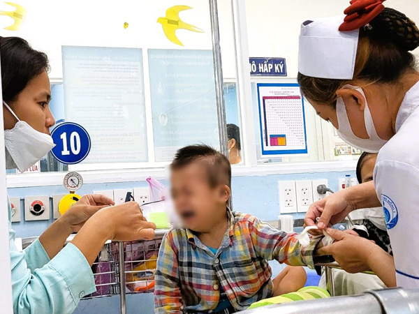 Bệnh nhi hô hấp tăng gần gấp 3, điều dưỡng phải uống thuốc giảm đau để làm việc