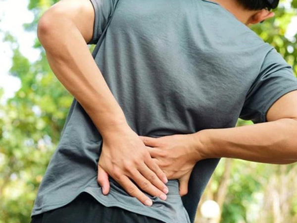 Đau lưng kéo dài - dấu hiệu cảnh báo 5 căn bệnh ung thư nguy hiểm, tiếc là ai cũng bỏ qua vì tưởng bệnh vặt