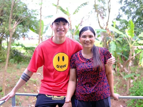 Đoàn Văn Hậu khoe ảnh hiếm bên mẹ, ngoại hình phụ huynh gây sốt