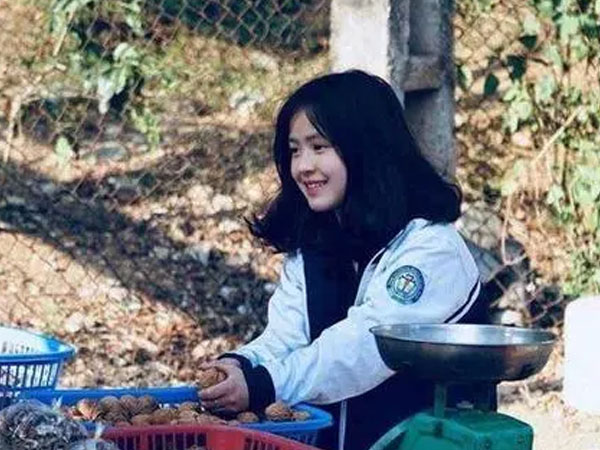 Cuộc sống thay đổi chóng mặt cô gái bán lê dạo cực xinh ở Hà Giang