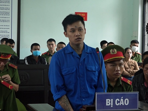 Dùng xăng đổ lên người bạn gái rồi châm lửa đốt