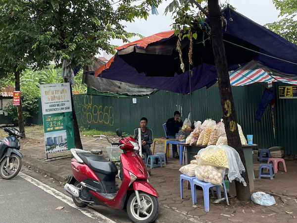 Môi giới bất động sản bỏ nghề, mở trà đá bán đồ ăn vỉa hè
