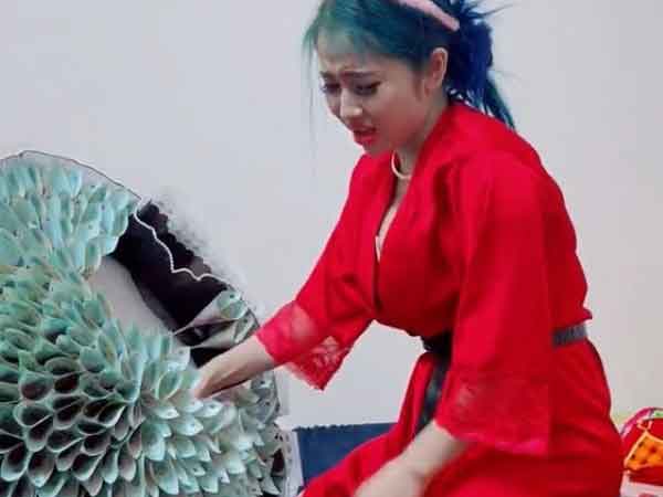 Ngồi gỡ cả tiếng không xong bó hoa tiền, cô gái méo mặt than: 'Vài trăm triệu đồng chuyển khoản cho nó nhanh!'