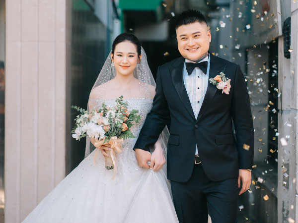 Vũ Duy Khánh hạnh phúc ngọt ngào bên vợ kém 10 tuổi