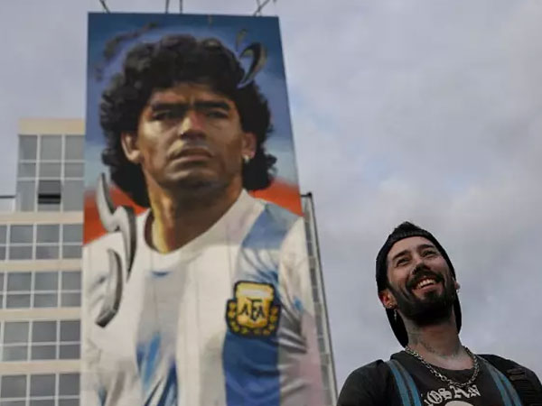 Choáng với bức tranh tường cao 40m nghệ sĩ vẽ về biểu tượng bóng đá Diego Maradona
