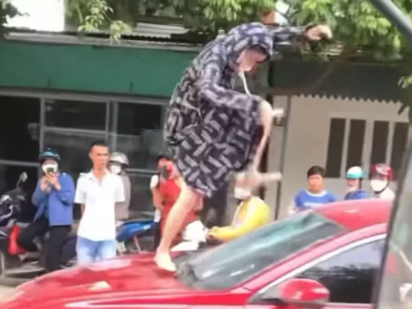 Phát hiện chồng chở bồ nhí, vợ leo nắp capo đạp vỡ kính, cắn đứt tai tiểu tam