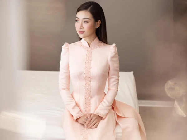Ảnh Đỗ Mỹ Linh trong lễ rước dâu với doanh nhân Đỗ Vinh Quang