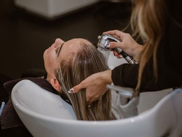 Tóc rụng nhiều 'như lá mùa thu' nếu mắc 7 sai lầm này khi gội đầu