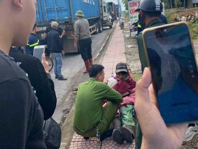 Ngủ quên trên cục nóng xe container, nam thanh niên khóc lóc om xòm khi thức dậy ở 1 nơi xa