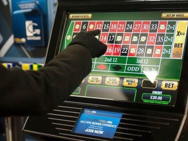 Ba cựu cán bộ công an trại giam tham gia đường dây đánh bạc qua mạng