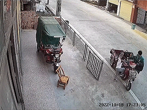 Quên chìa khóa trên xe, bà vô tình để cháu gây tai họa cho hàng xóm
