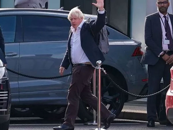 Vì sao ông Boris Johnson vội vã trở về rồi lại vội vã 'chia tay'?